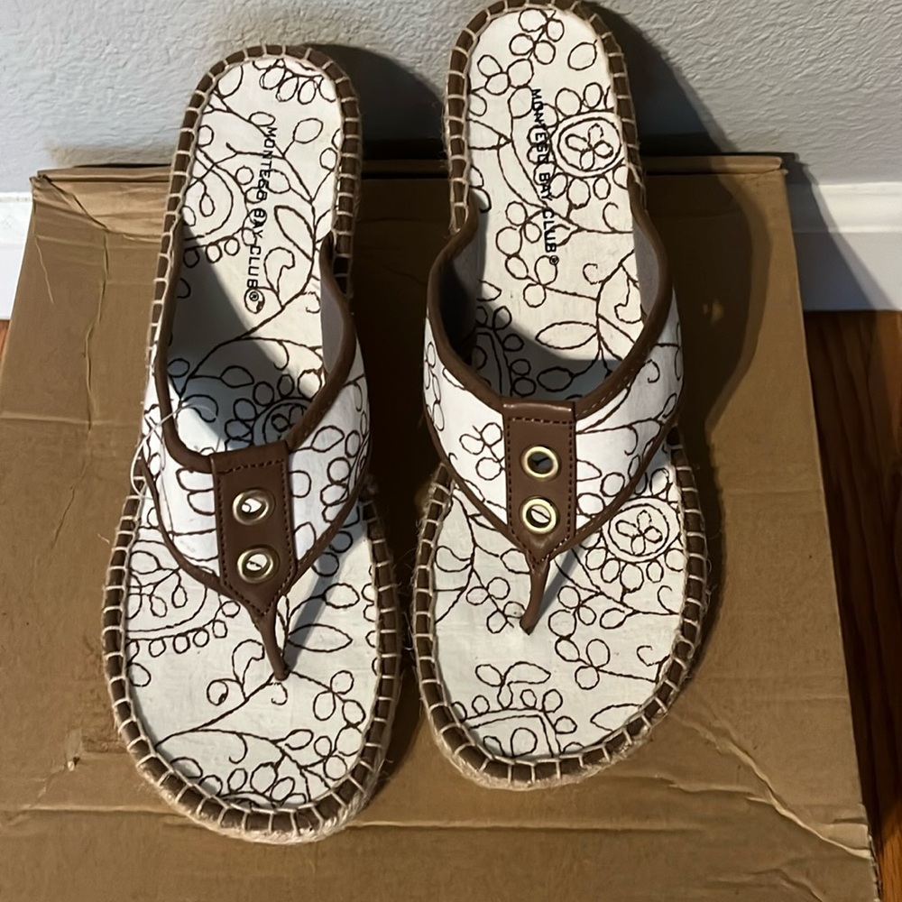 Wedge sandal (Never worn!!)